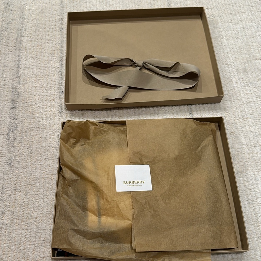 Burberry baby jumpsuit and cardigan - Picture 6 of 7
